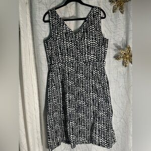Woman’s East 5th black and white sleeveless v neck dress size 16